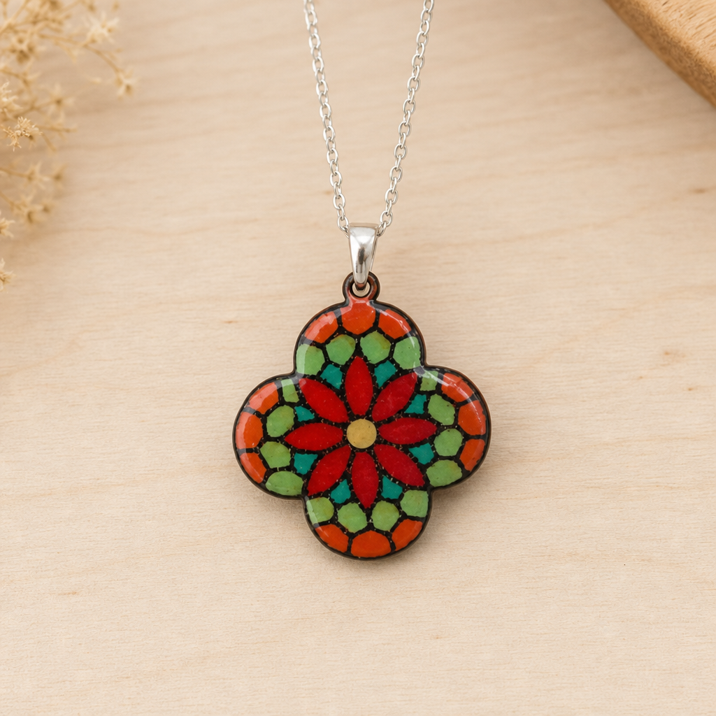 Collar quatrefoil floral